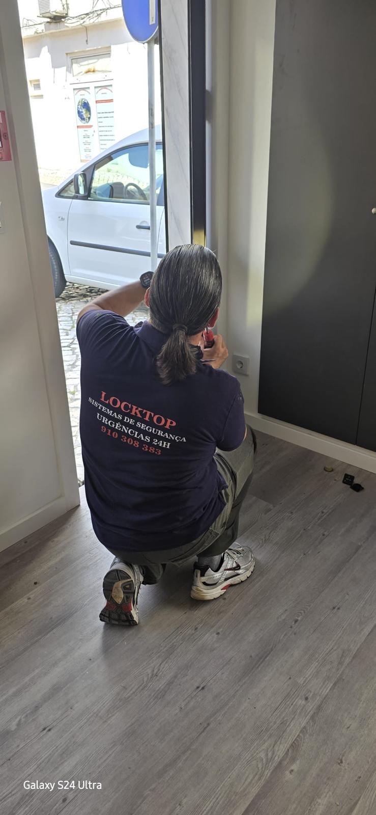 Técnico LockTop a instalar motor de portão automático